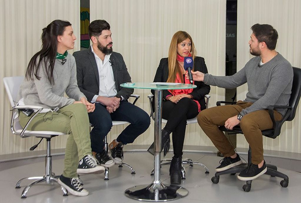 Representantes de la Secretaría de la Juventud: Julieta Ponce, Fernando Bertín y Anabella Lucero.