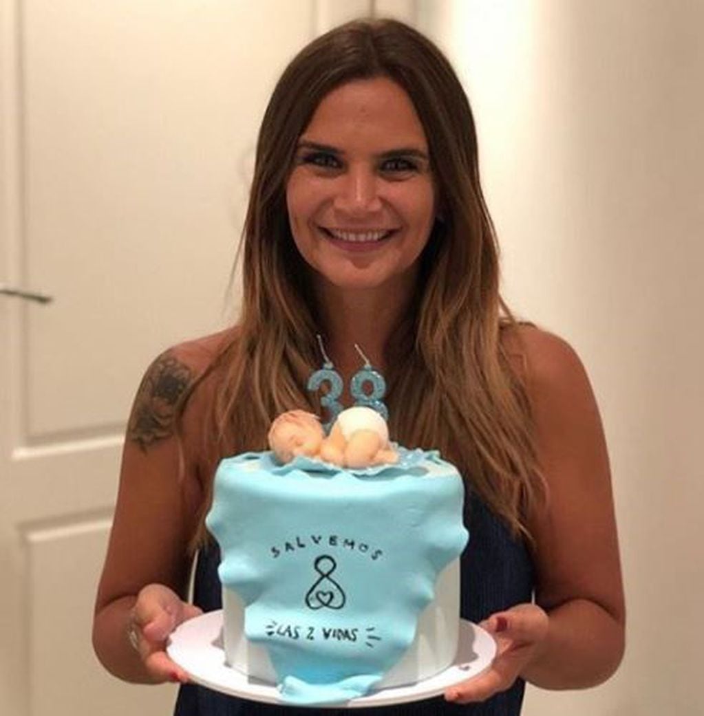 Amalia Granata con una torta de cumpleaños con temática en contra del aborto.