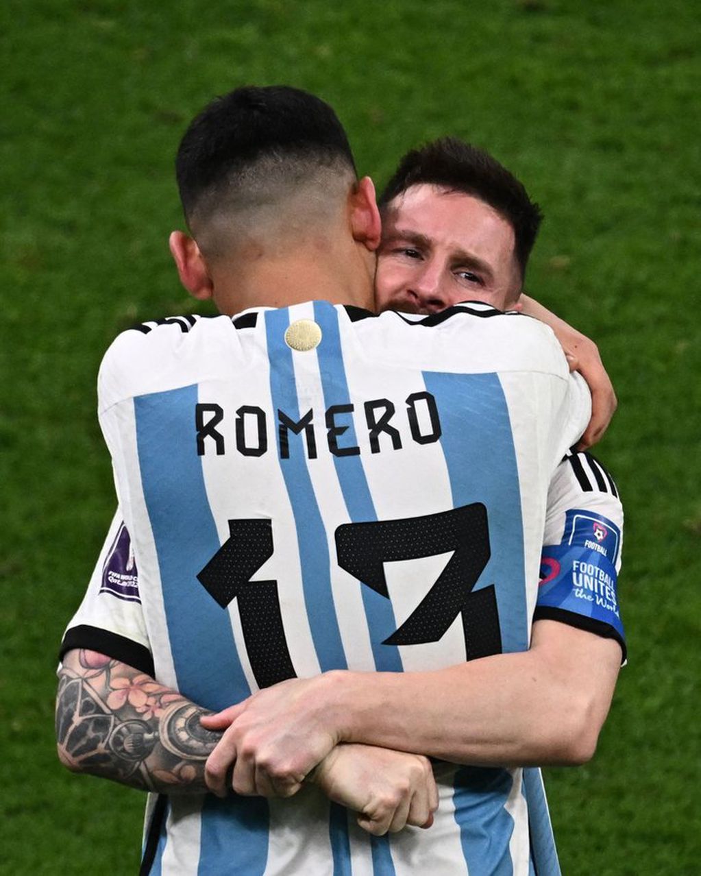 Cristian Romero y su abrazo con Lionel Messi tras la consagración.