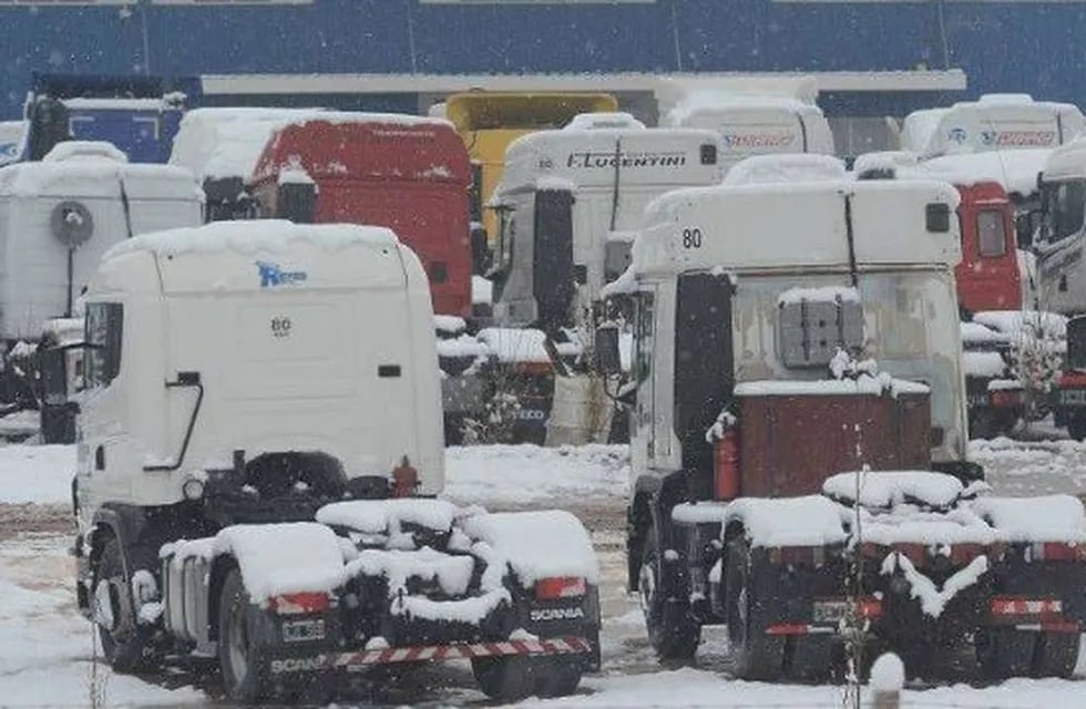 Más de 200 camiones esperan bajo la nieva poder pasar hacia Chile.