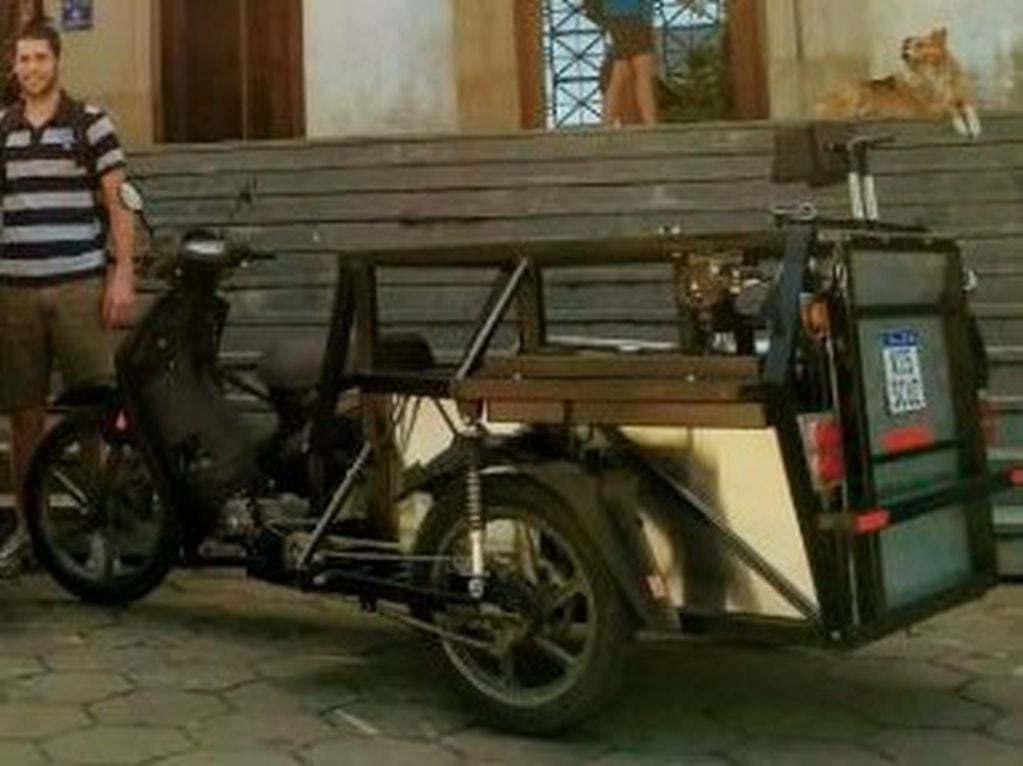 Mototriciclo adaptada para personas con discapacidad motriz fabricada en la UNS.
