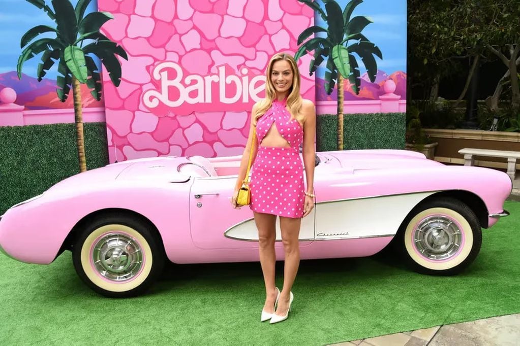 Margot Robbie con looks de Barbie.