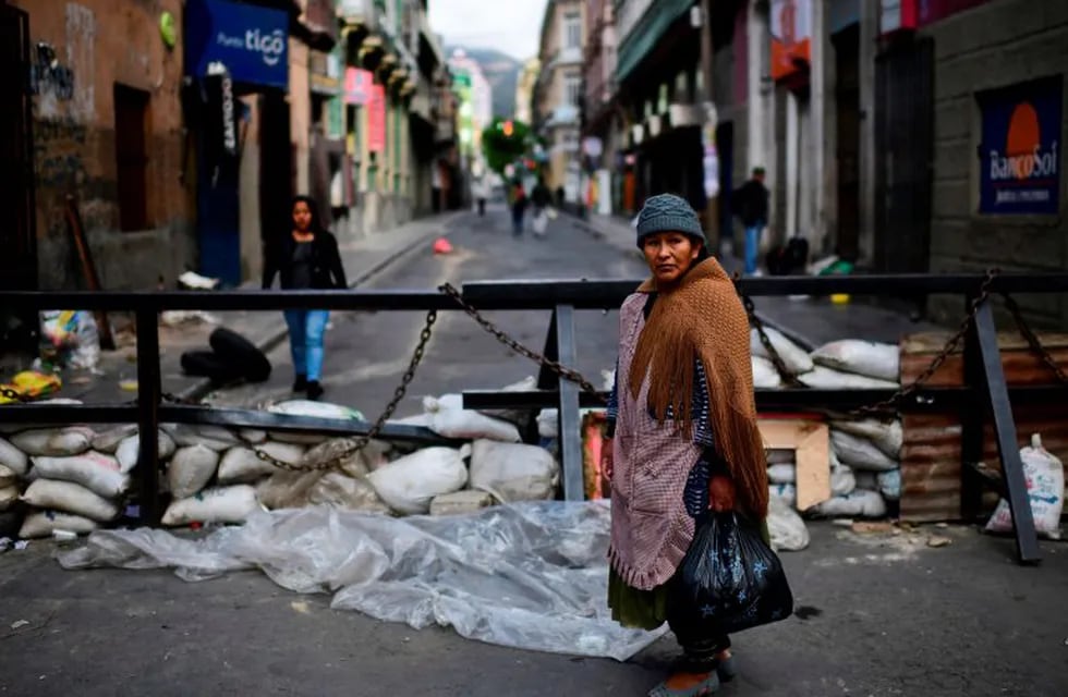 Crisis en Bolivia: La Paz lleva una semana paralizada con bloqueos de calles y temor a saqueos. (AFP)
