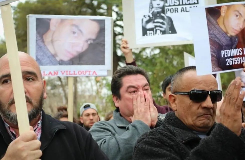 Familiares y amigos de Alan Villouta (20), se reunieron en la plaza San José de Guaymallén, frente a la Comisaría 25, para pedir justicia por la víctima.