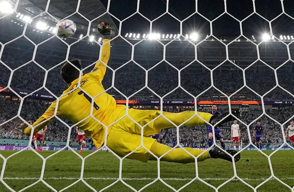 El arquero de Polonia Szczesny le contuvo un penal a Lionel Messi en el primer tiempo del partido que cierra la fase de grupos del Mundial de Qatar. (AP)
