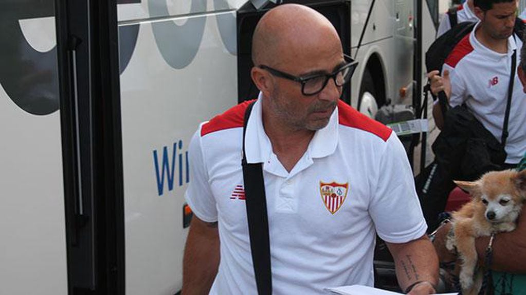 Jorge Sampaoli, el actual entrenador del Sevilla, podría ser reemplazado por Marcelo Gallardo. 