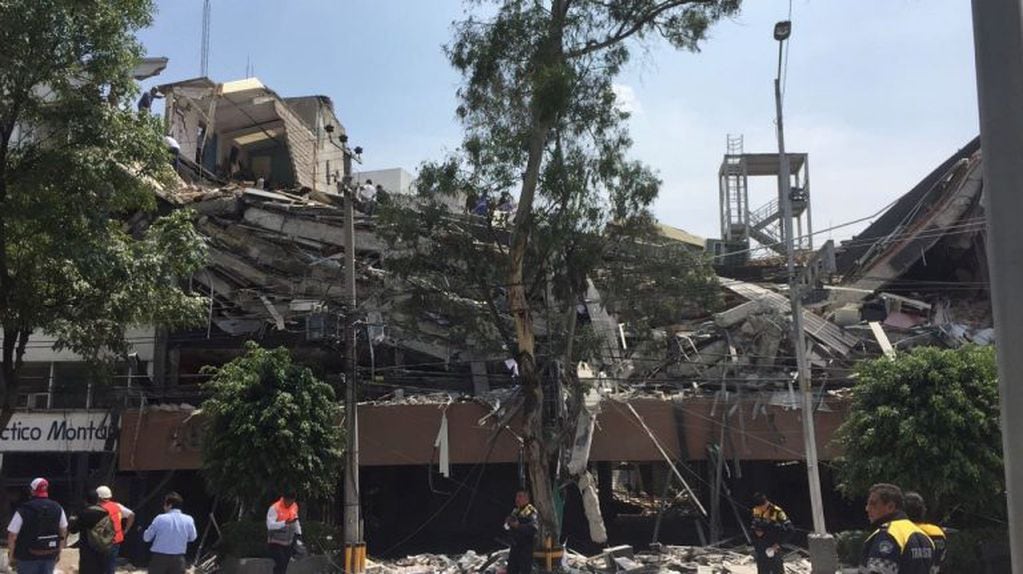 Vista de un edificio derruido el, martes 19 de septiembre de 2017, tras un sismo de magnitud 7,1 que sacudió fuertemente a la Ciudad de México. 