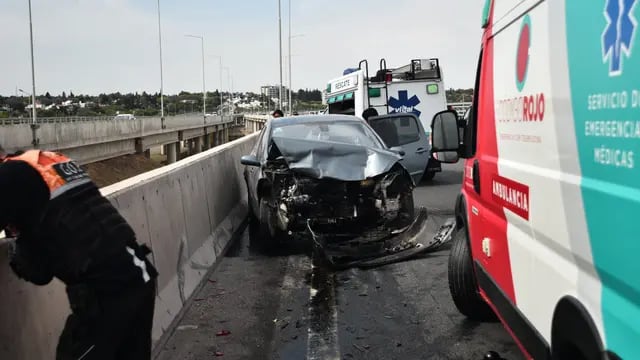 Dos autos impactaron de frente en la avenida Circunvalación, a la altura del estadio Mario Alberto Kempes. (Pedro Castillo/La Voz)