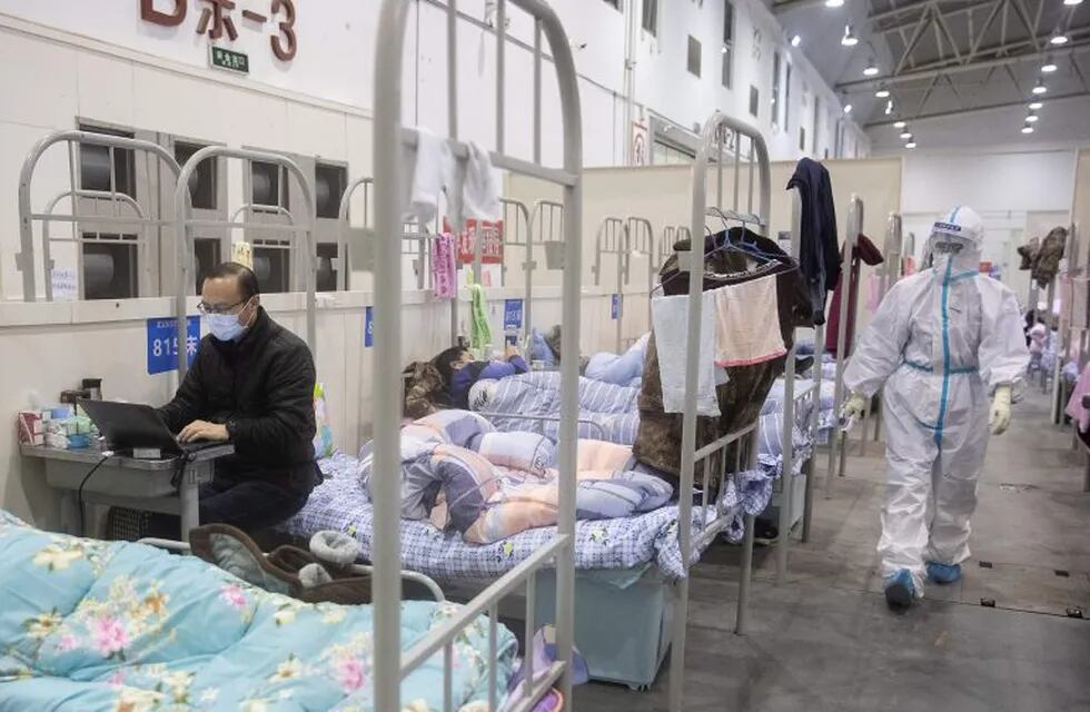 Murió de coronavirus el director de hospital de Wuhan en China (Foto: STR/AFP)