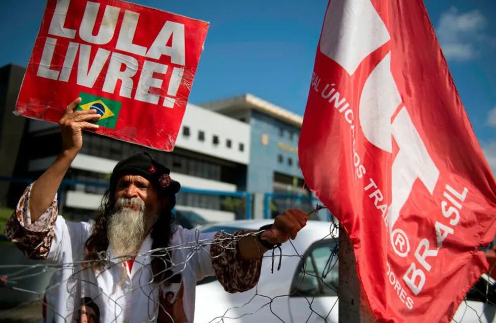Seguidores de Luiz Inacio Lula da Silva, protestan con carteles de \