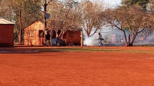 Se realizan tareas de desmalezado, fumigación y descacharrado en la aldea Mbororé