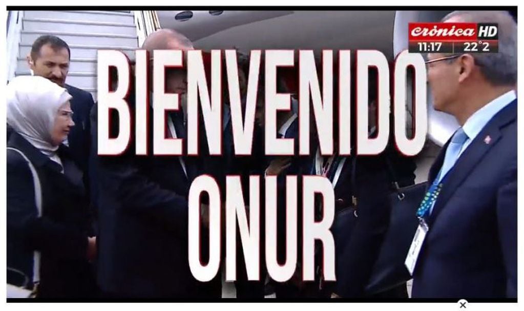 Placa de Crónica TV ante la llegada del primer ministro de Turquía