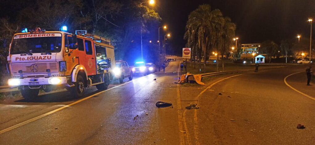 Accidente vial en Puerto Iguazú dejó a un motociclista fallecido.