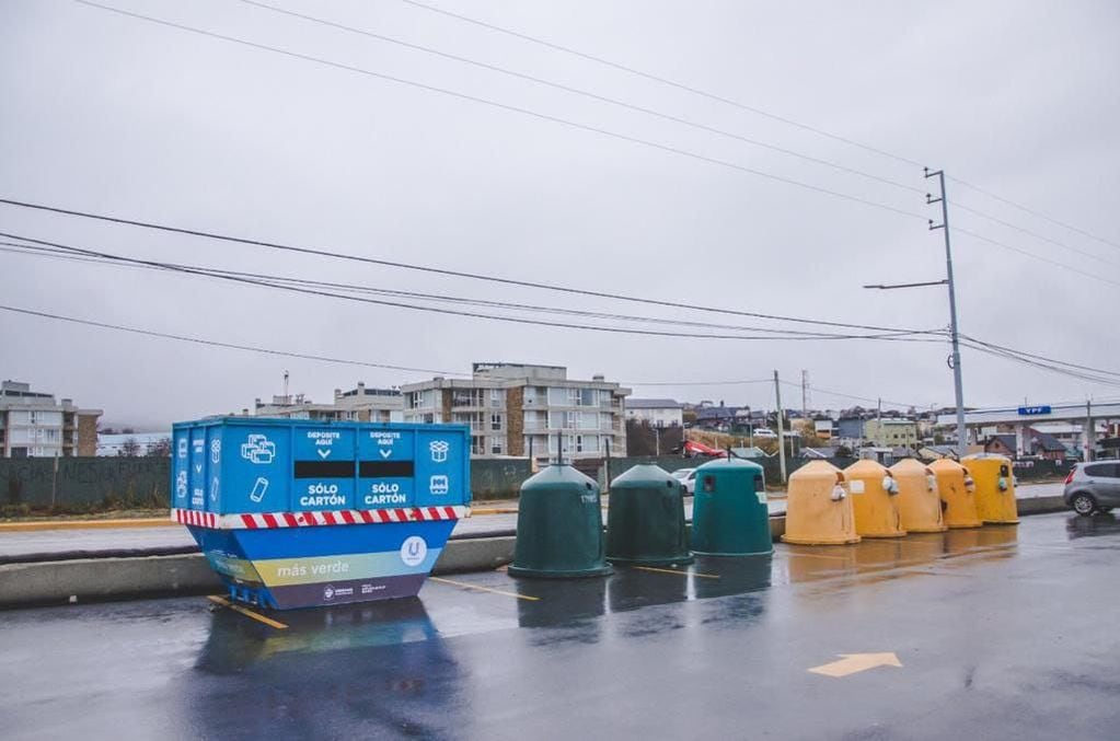 La Municipalidad de Ushuaia colocó contenedores para la recolección de cartón en las sucursales del supermercado La Anónima del barrio Río Pipo y en el shopping.
