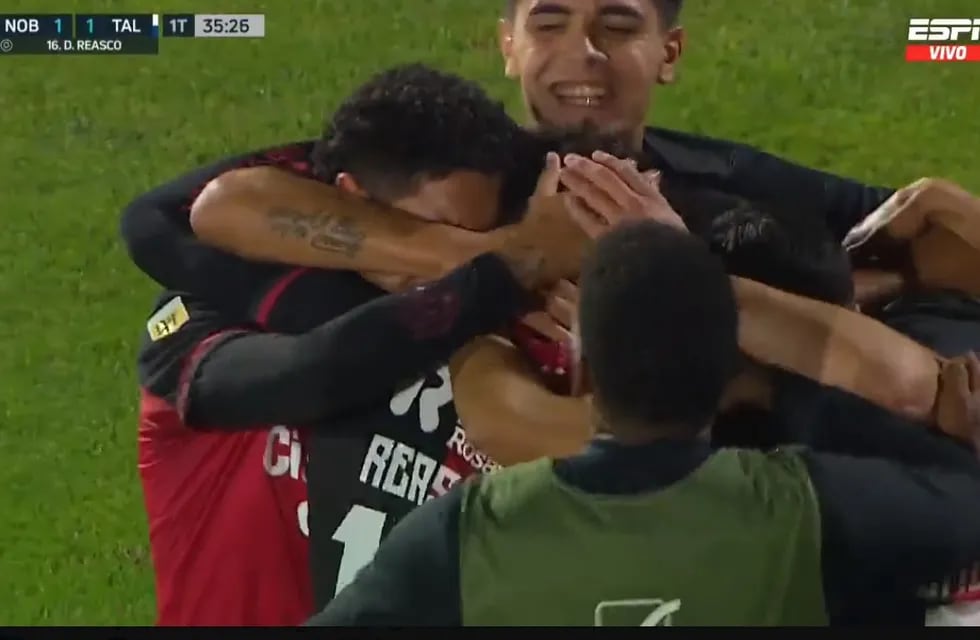 Todos los abrazos para Reasco, de Newell's en el empate parcial ante Talleres en Rosario