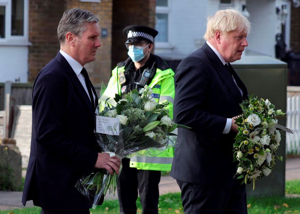 Boris Johnson, y el jefe del partido de oposición laborista Keir Starmer, depositaron juntos coronas de flores en el lugar del ataque