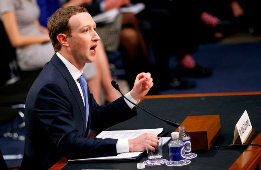 En esta foto de archivo de abril de 2018, el CEO de Facebook, Mark Zuckerberg, testifica ante una audiencia conjunta de los Comités de Comercio y Poder Judicial en Capitol Hill en Washington, luego de que estalle el escándalo de Cambridge Analytica. Crédito: AP / Carolyn Kaster, Archivo.