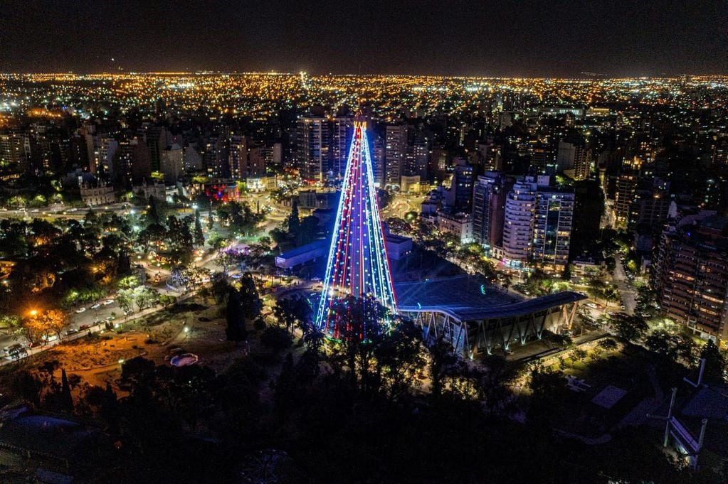 Así quedó iluminado el árbolito de Navidad del Faro del Bicentenario en Córdoba.