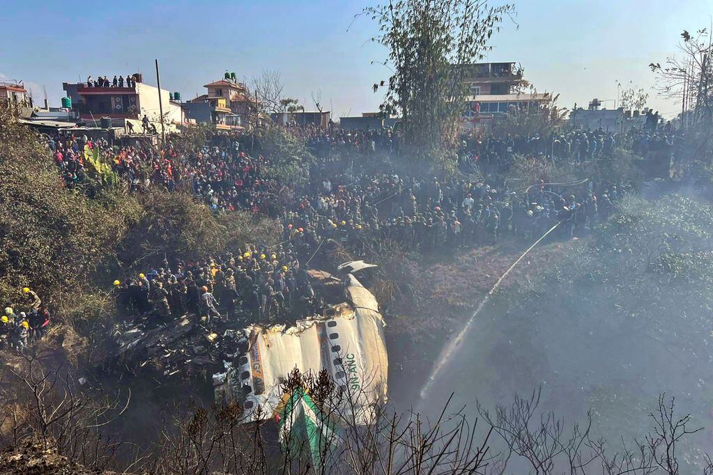 Tragedia en Nepal. Se estrelló un avión con 72 personas a bordo. (AP)