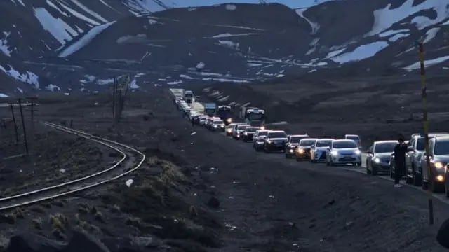 Kilómetros de autos en la ruta nacional 7 de alta montaña, esperando cruzar a Chile.