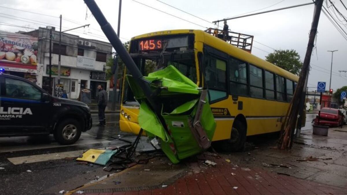 Un colectivo de la línea 145 se estrelló contra un contenedor de basura ...