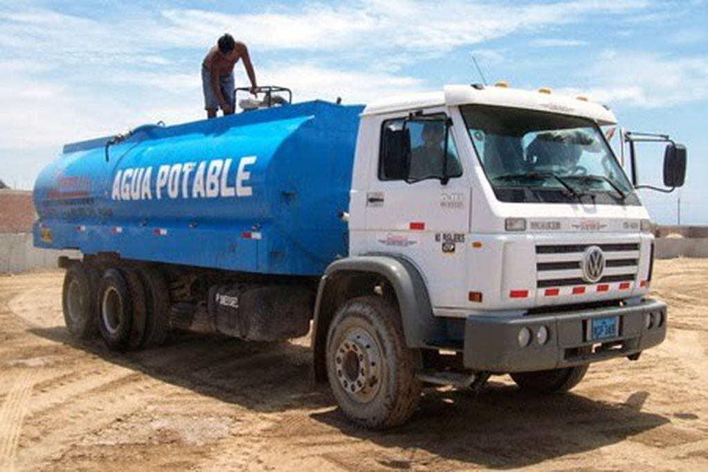 Camión abastecedor de agua potable para Puerto Pirámides.
