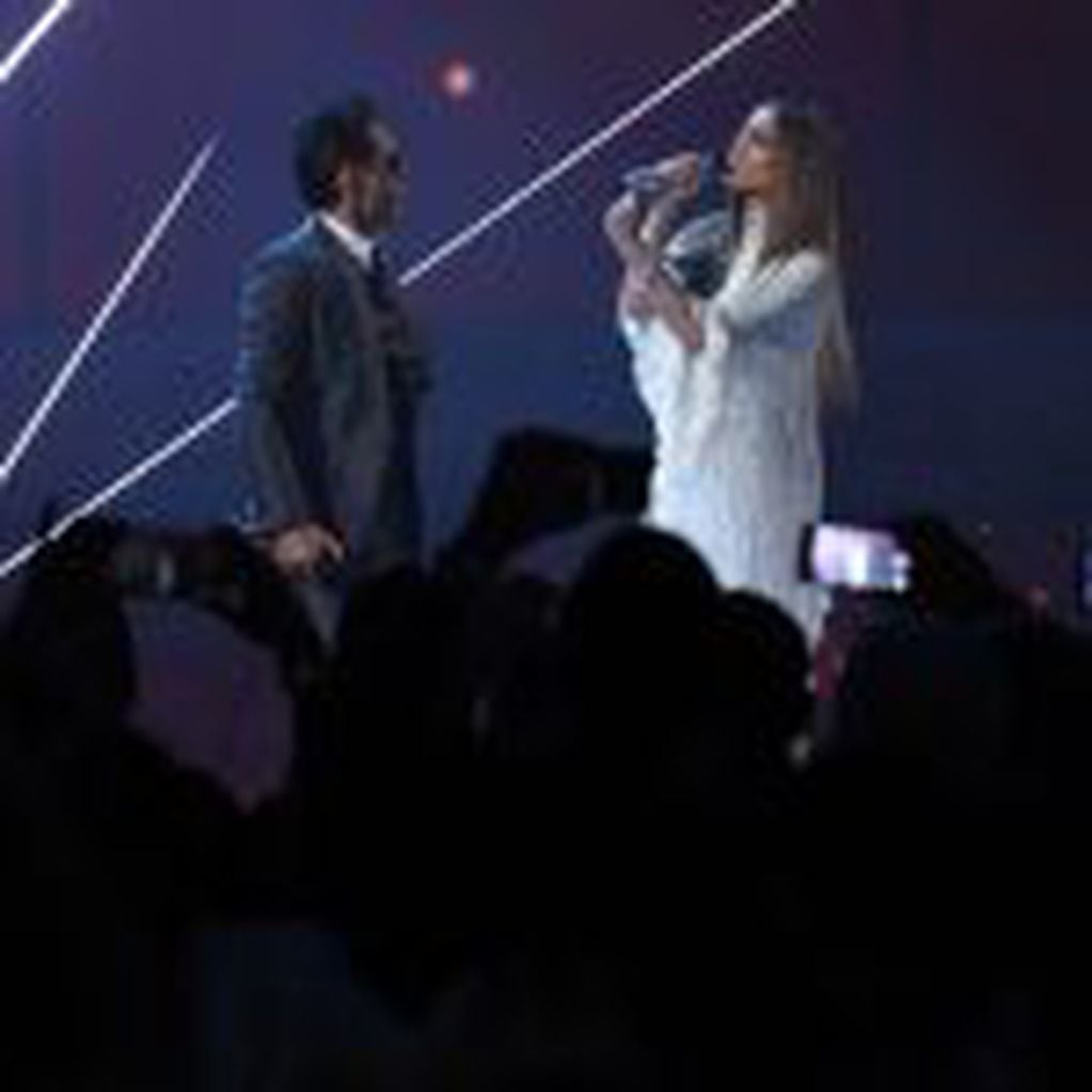 Singer Marc Anthony performs with Jennifer Lopez during the show of the 17th Annual Latin Grammy Awards on November 17, 2016, in Las Vegas, Nevada.  / AFP PHOTO / Valerie MACON