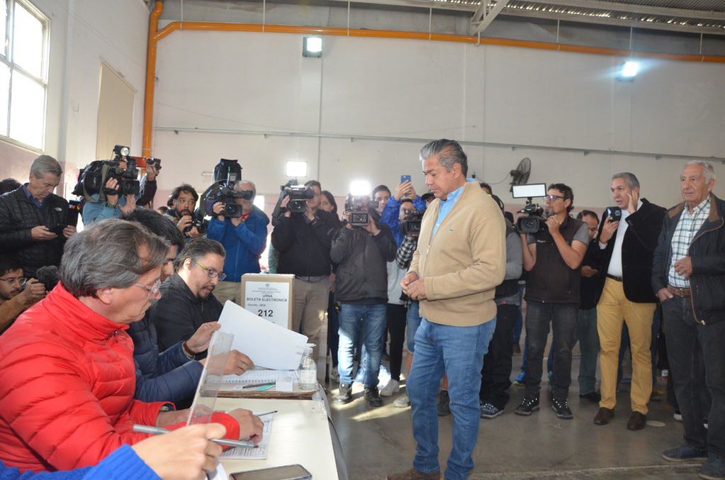 Rolando Figueroa emitió su voto en el centro de la capital neuquina.