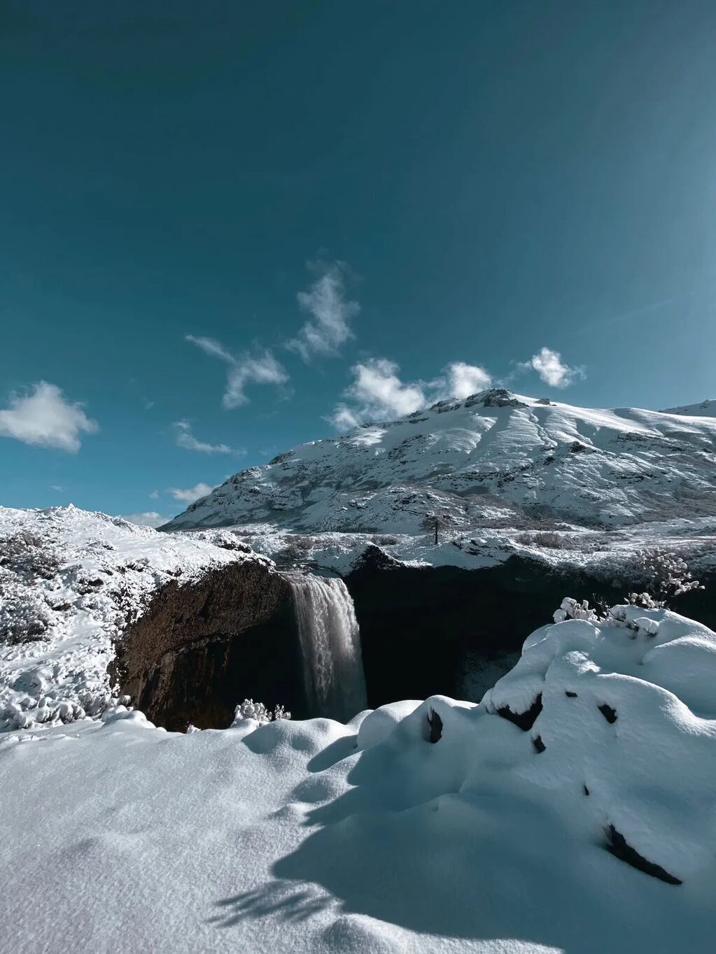 El Salto del Agrio en Neuquén se cubrió de nieve y fue capturado por una fotógrafa.