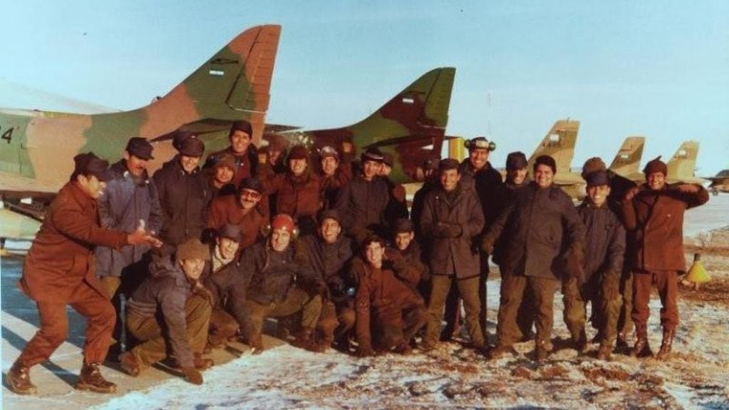 Fotografía de miembros de la F.A.A antes del vuelo hacia Malvinas