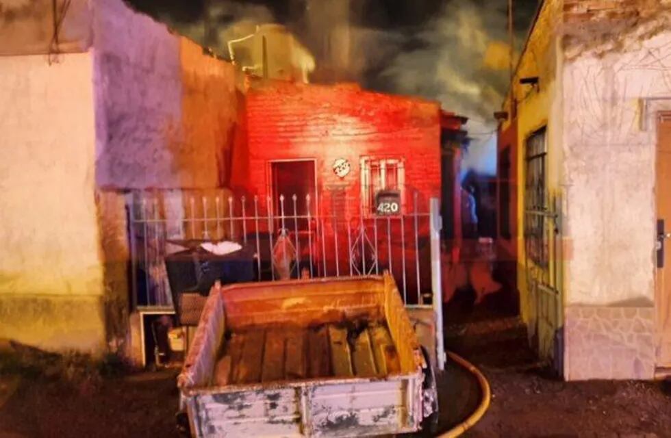 Incendio intencional en Plottier: un fallecido y tres demorados (Foto: LMN)