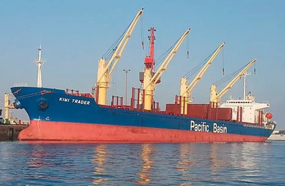 Buque Kiwi Trader en puerto Concepción del Uruguay\nCrédito: LaCalle