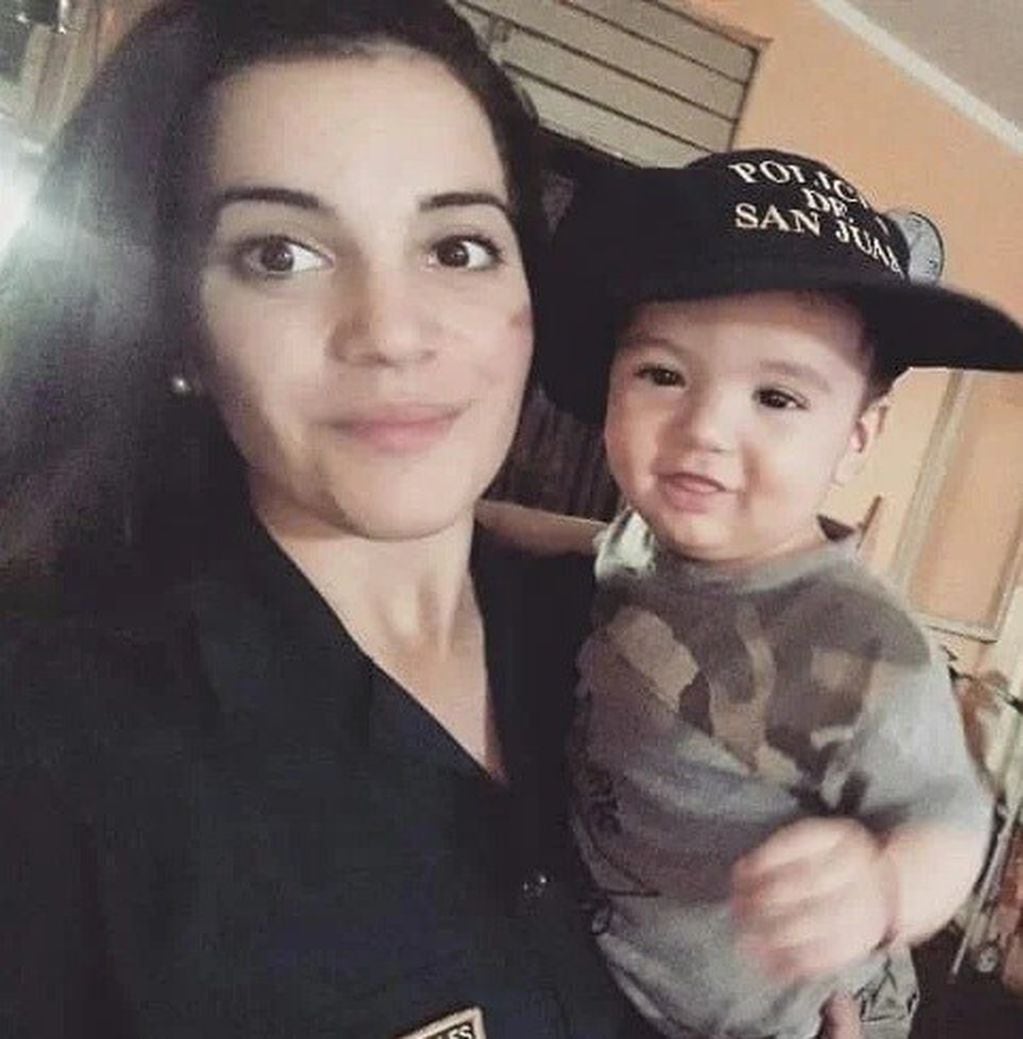 Micaela Morales (23) le practicó RCP al recién nacido, arriba del patrullero.