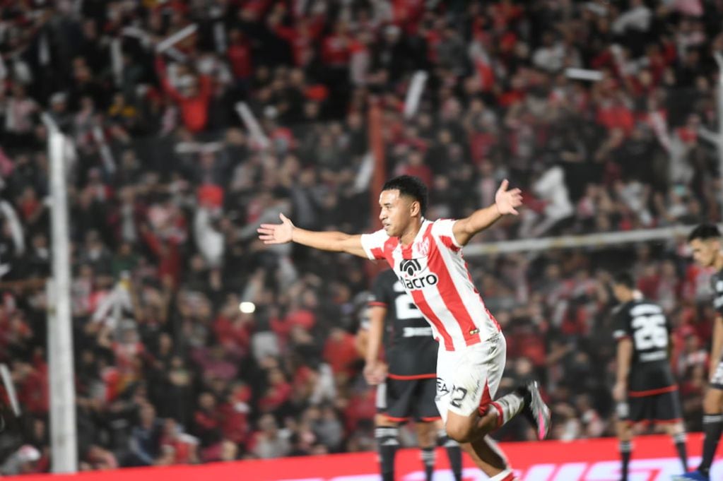 Damián Puebla superó a Franco Armani con su disparo desde el punto penal para el 1-0 de Instituto ante River. (Javier Ferreyra / La Voz)
