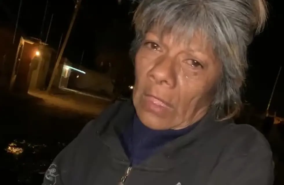 Una abuela de Salta perdió su casa en un incendio y debe dormir en el piso.