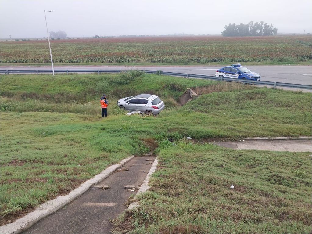 La marihuana fue descubierta en el interior del auto accidentado en la autopista Córdoba Rosario. (Policía)