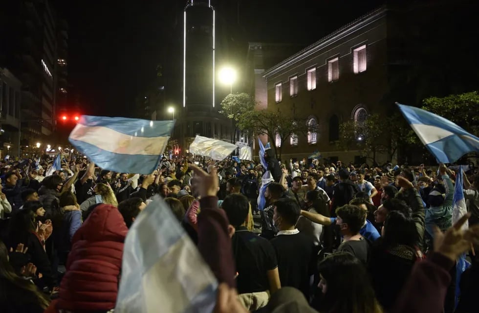 Festejos en el Patio Olmos por el triunfo de Argentina en la Copa América.