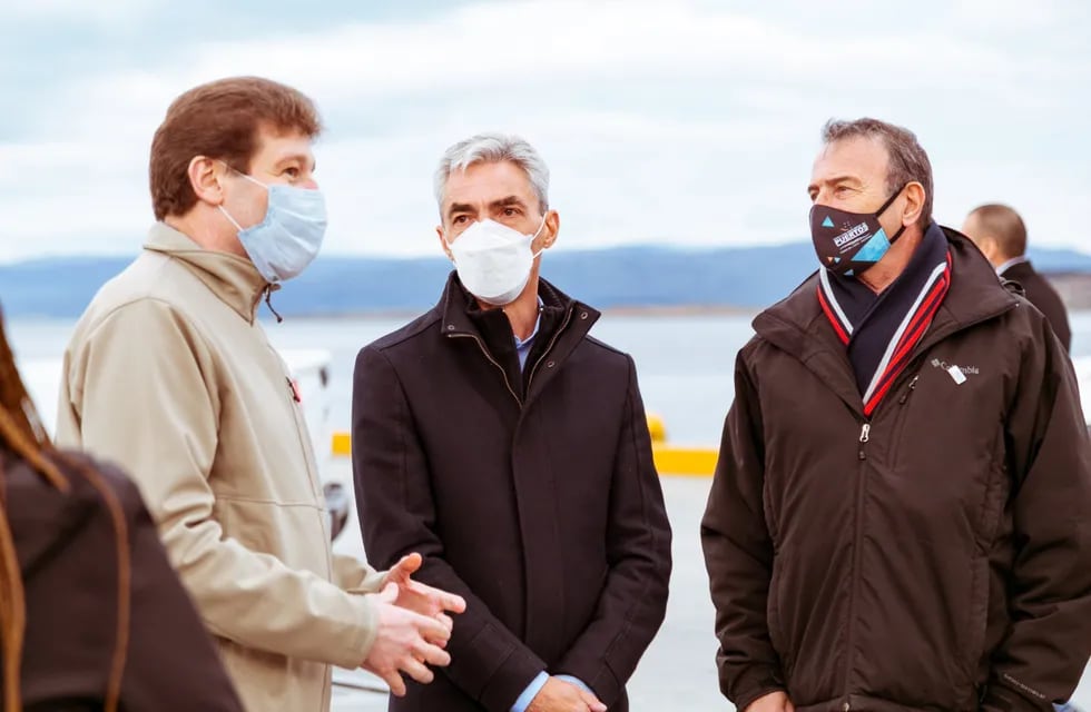 Mario Meoni junto a Melella y funcionarios provinciales en el Puerto de Ushuaia.