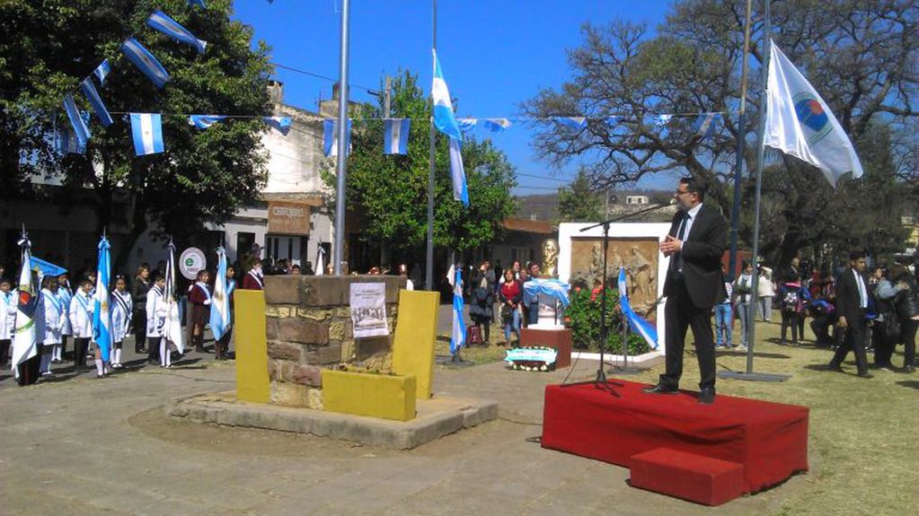 El presidente del Concejo Deliberante capitalino, Lisandro Aguiar, fue uno de los oradores en la celebración del aniversario del Centro Vecinal del barrio 17 de Agosto.