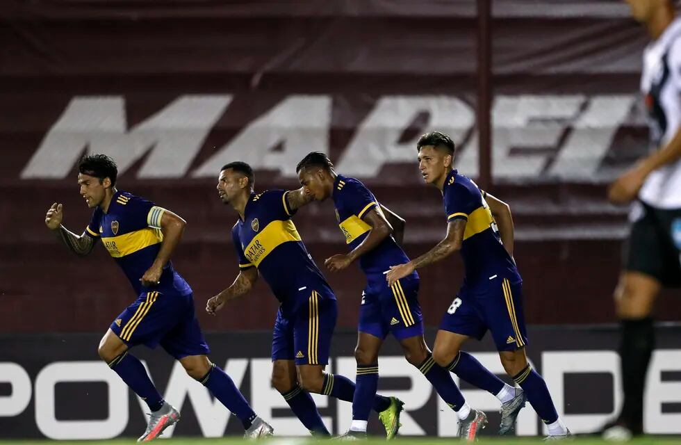 Villa celebra su gol con sus compañeros ante Claypole por la Copa Argentina. (Foto: @BocaJrsOficial)