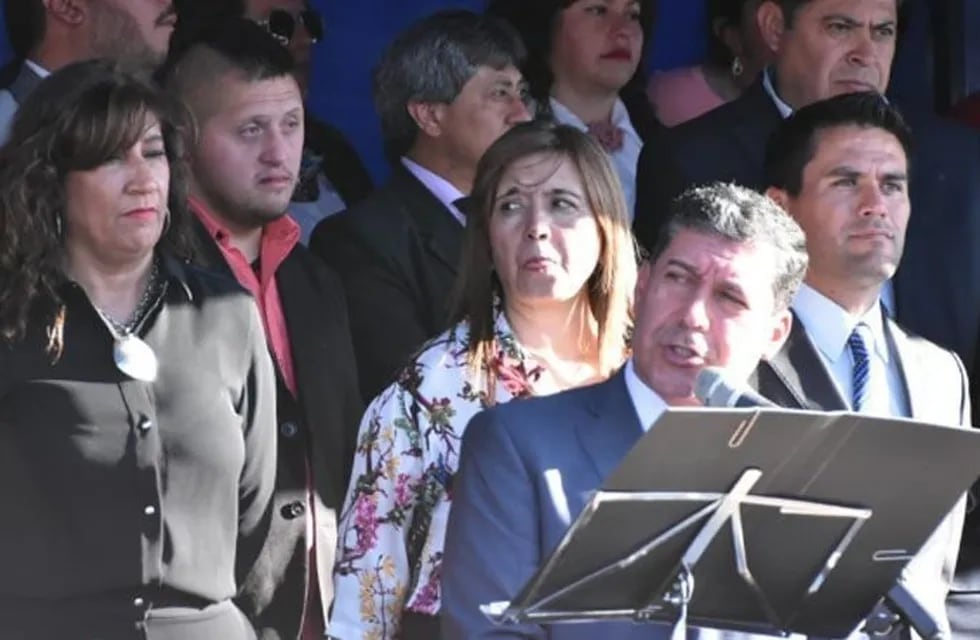 El gobernador Sergio Casas junto a la intendenta Silvia Gaitan en el acto por el aniversario de Nonogasta