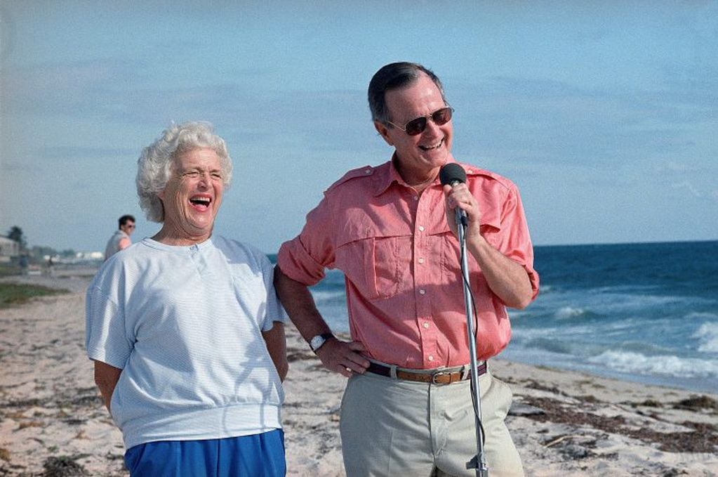 George H.W. Bush y su esposa Barbara en 1998. (Foto: AP Photo/Kathy Willens, File)