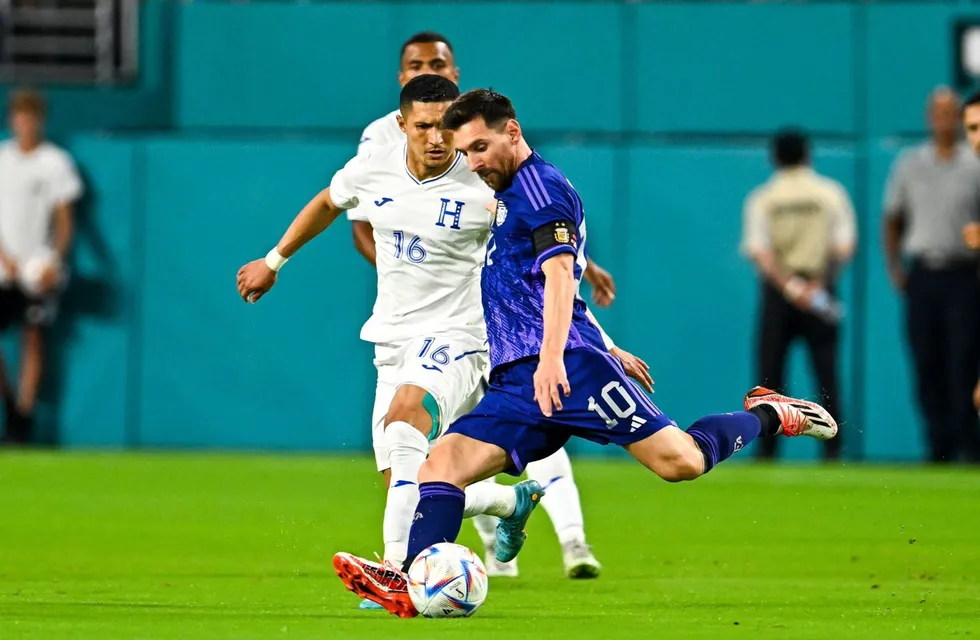 Castellanos persiguió a Lionel Messi casi todo el partido. (Prensa SportsCenter)