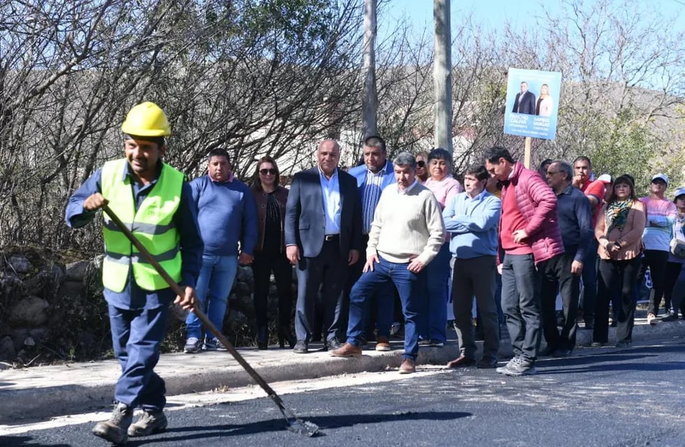 El gobernador de Tucumán, Juan Manzur, visitó Tafí del Valle y recorrió obras de pavimento junto al candidato a vicegobernador, Miguel Acevedo.