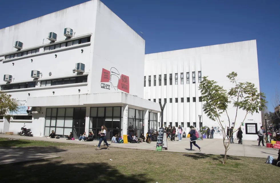 Pánico en la facultad de Humanidades de la UNLP: un alumno preso escapó y hubo disparos.