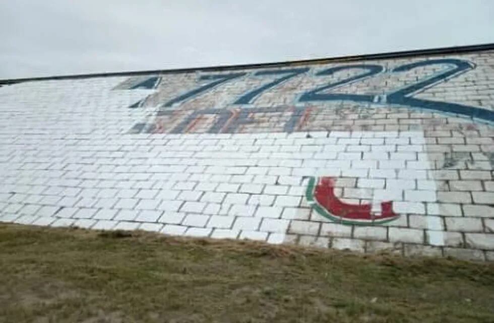 El histórico mural a favor de la Ley 7722 de San Martin está siendo blanqueada.