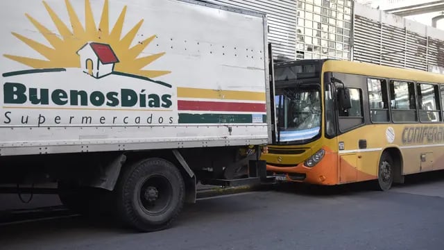 Cuatro heridos en un choque entre un ómnibus del transporte urbano y un camión en Córdoba. (Ramiro Pereyra/La Voz)