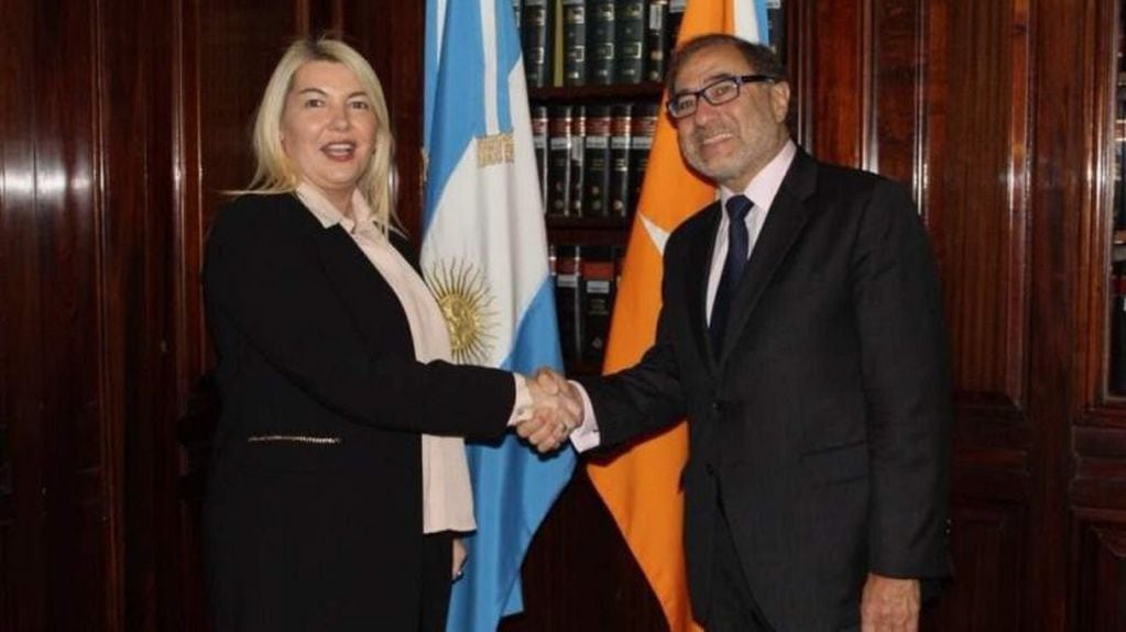 Rosana Bertone junto al secretario Jorge Arguello.