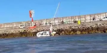 Video: rescataron un velero que chocó en la escollera sur