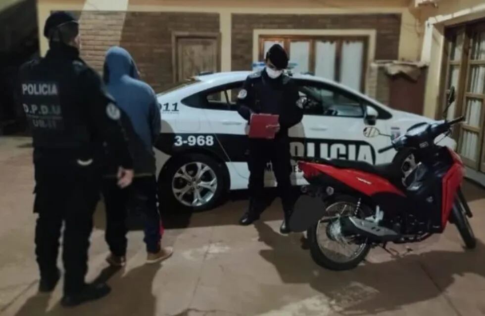Recuperan motocicleta robada en Oberá y detienen al ladrón.